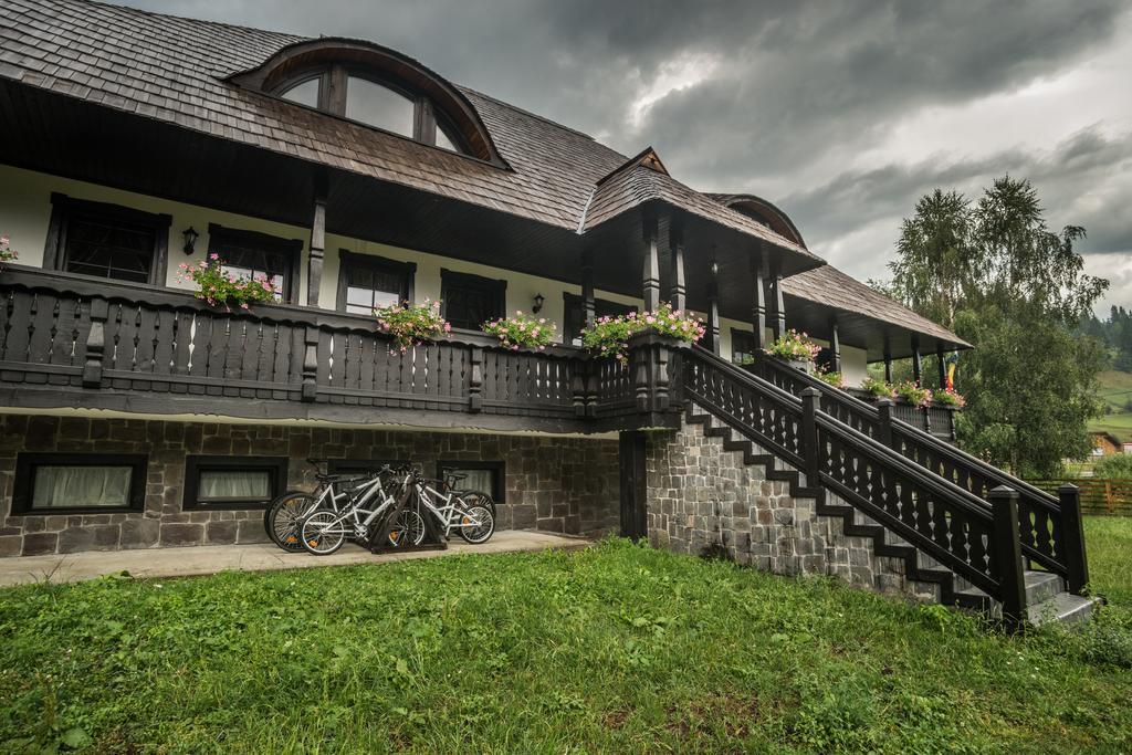 Hotel Pensiunea La Moara Fundu Moldovei Esterno foto